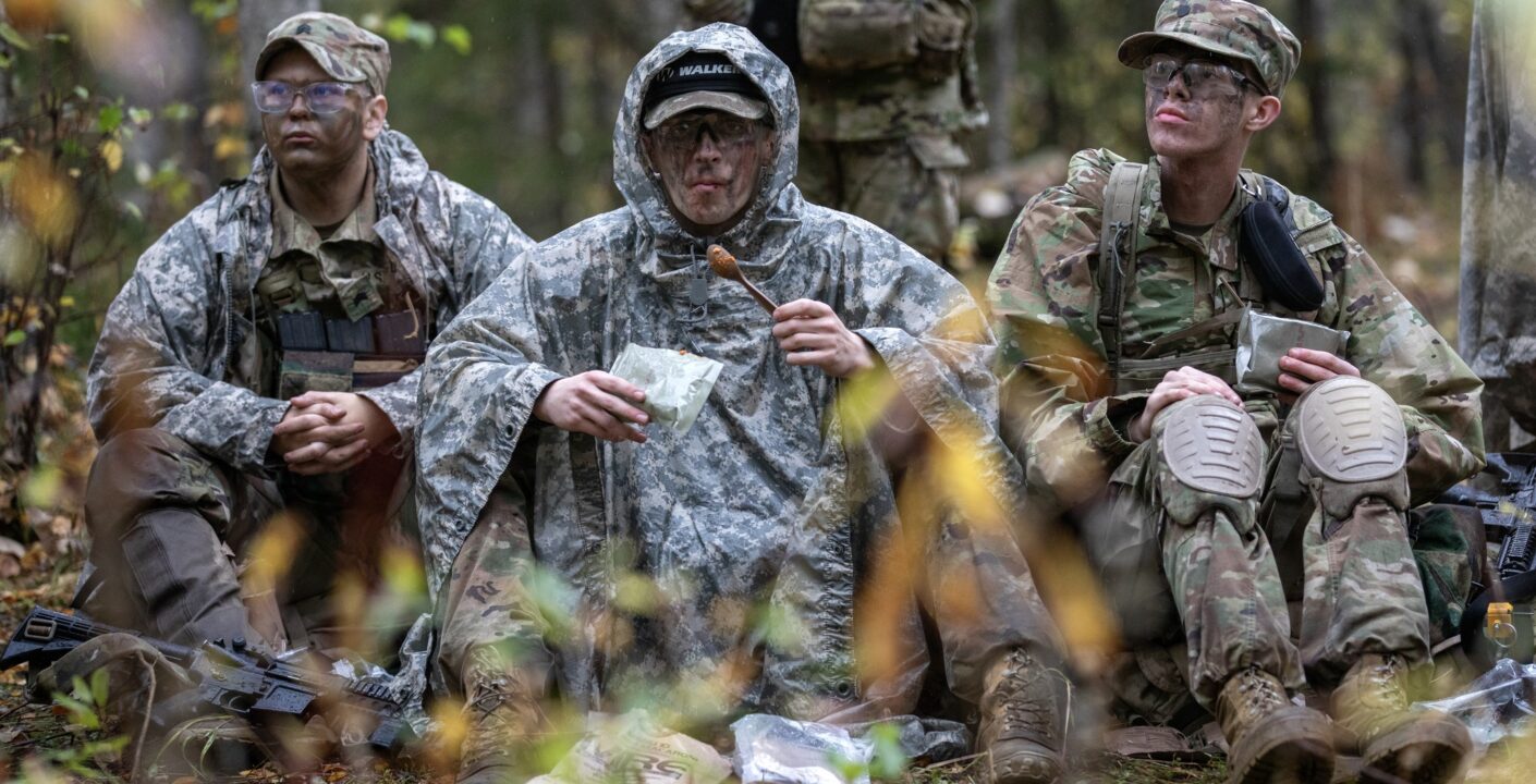 Soldiers eating US MREs