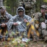 Soldiers eating US MREs